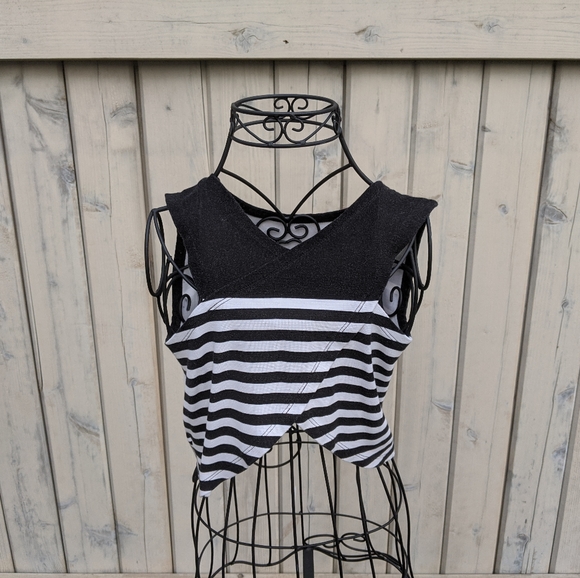 Retro Style Striped Crop Top with Cut Out Detail - Picture 4 of 10